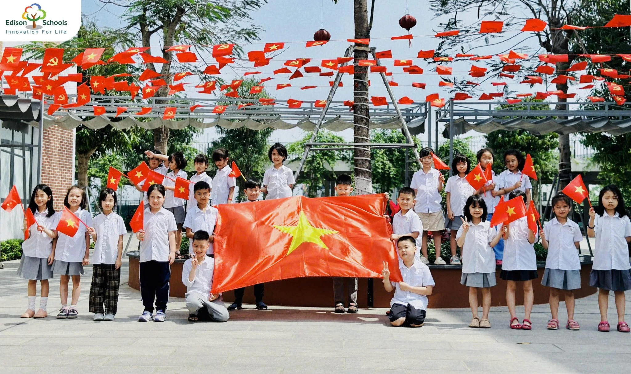 Hòa bình thật đẹp với sắc cờ đỏ sao vàng rực rỡ phủ khắp Edison Schools