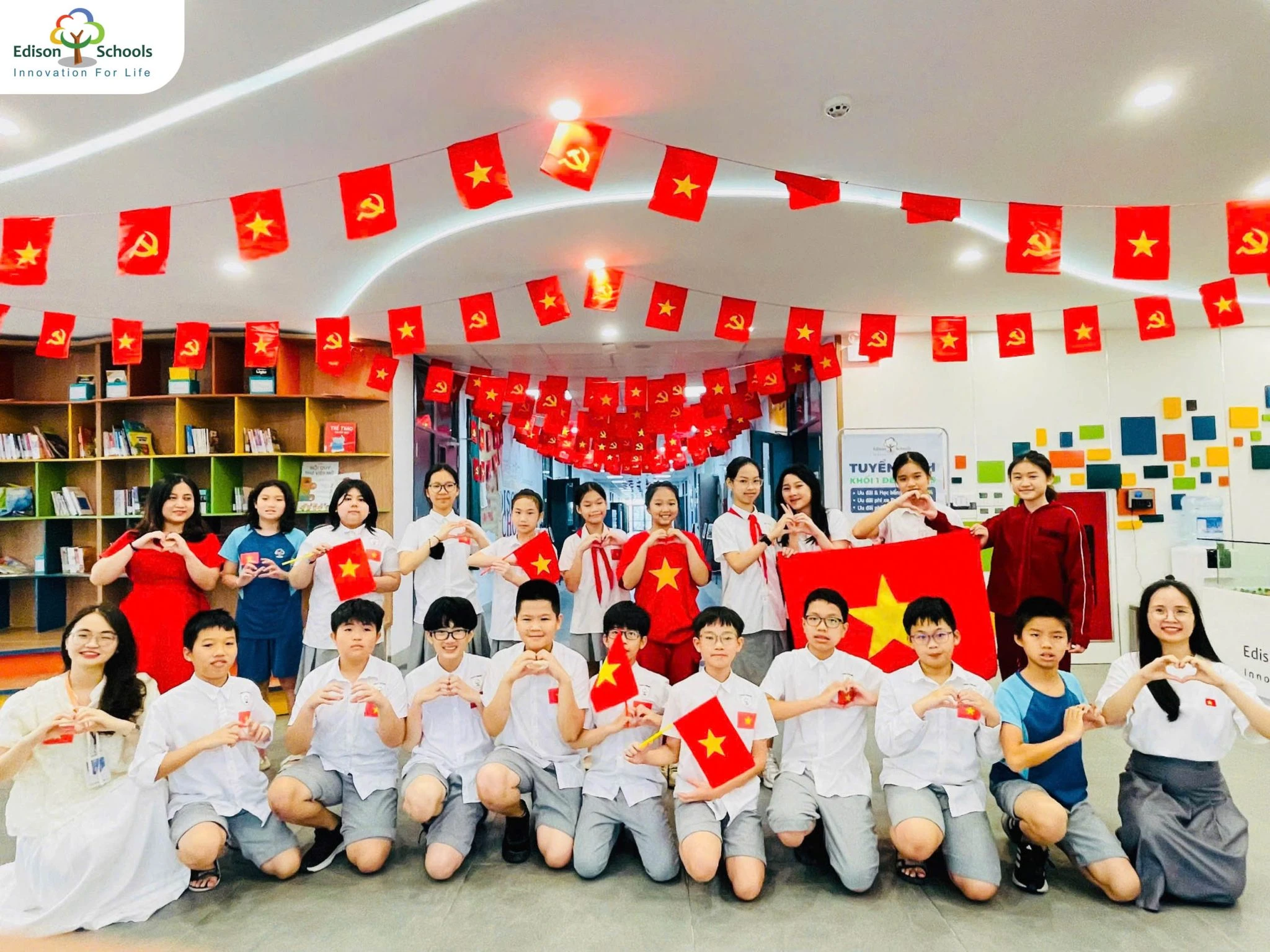 Hòa bình thật đẹp với sắc cờ đỏ sao vàng rực rỡ phủ khắp Edison Schools