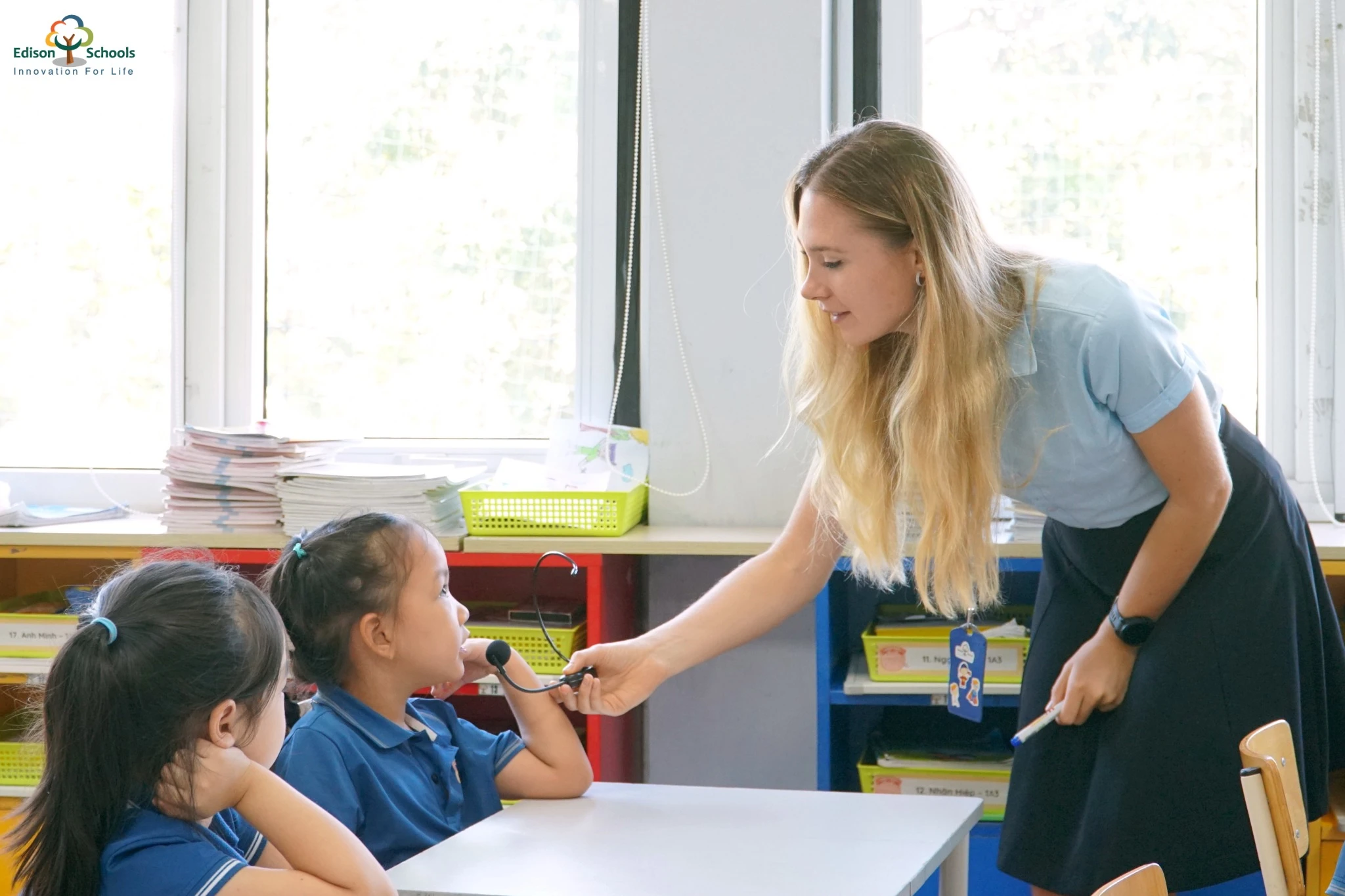 Giáo viên nước ngoài hướng dẫn học sinh lớp 1 phát âm tiếng Anh trong giờ học phonics