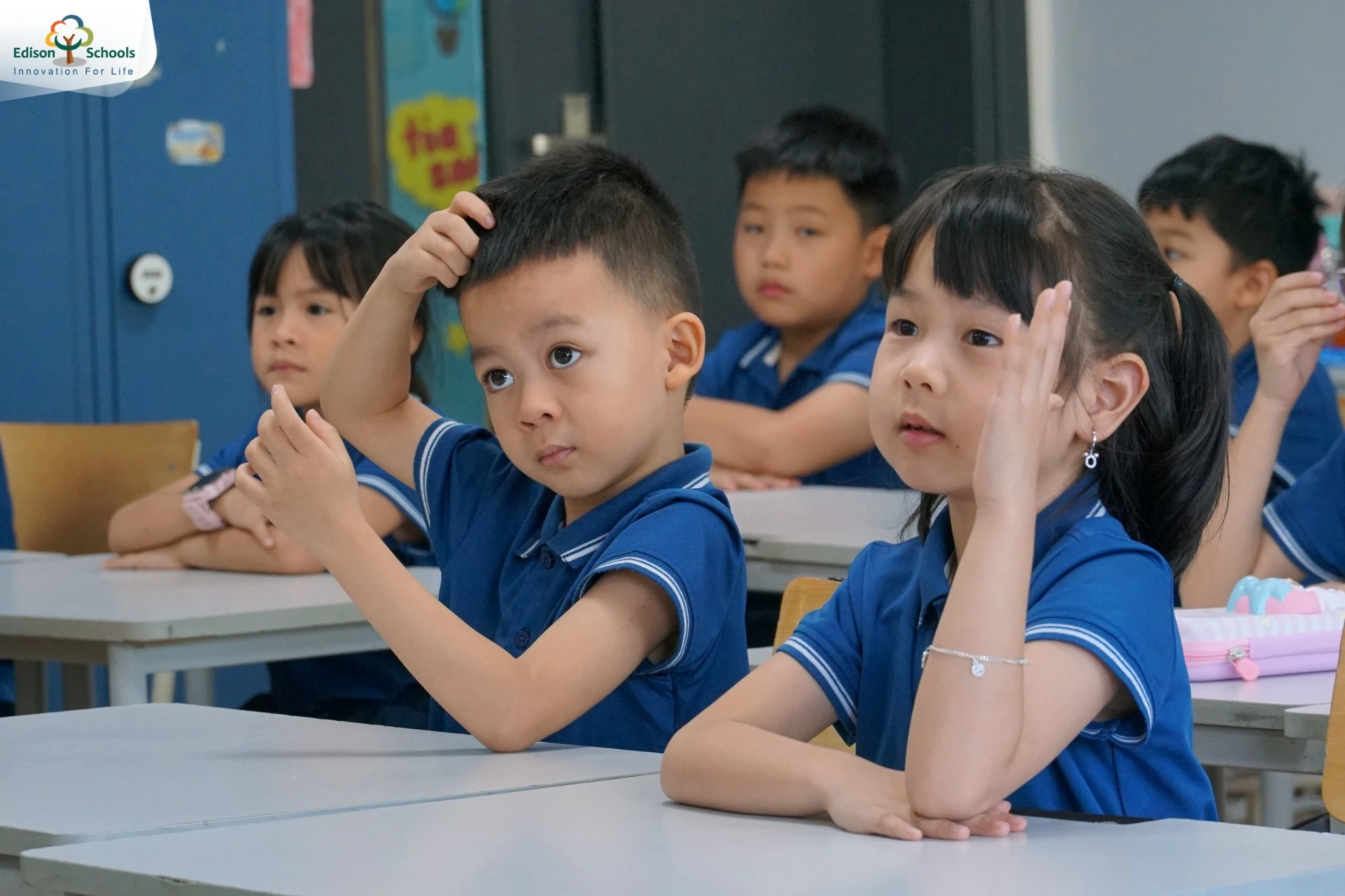 Học sinh tiểu học tại Trường Tiểu học Edison Ecopark thực hành viết và đọc từ vựng tiếng Anh theo phương pháp phonics