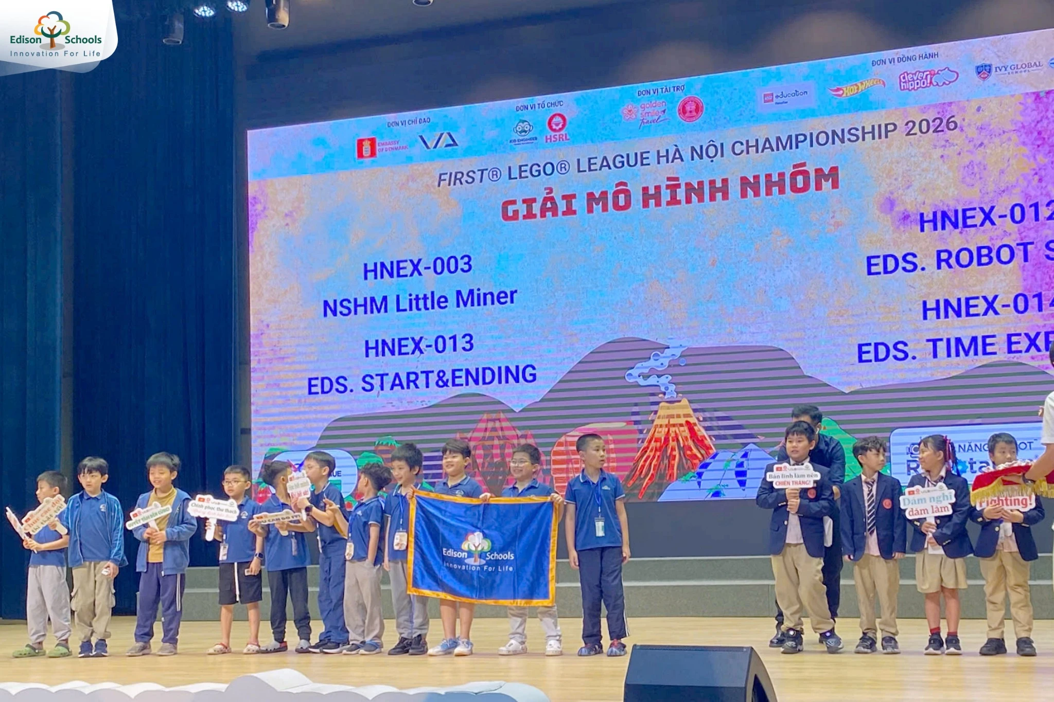 Các đội EDS. TIME EXPLORE, EDS. ROBOT STAR, EDS. START&ENDING lên nhận giải FLL
