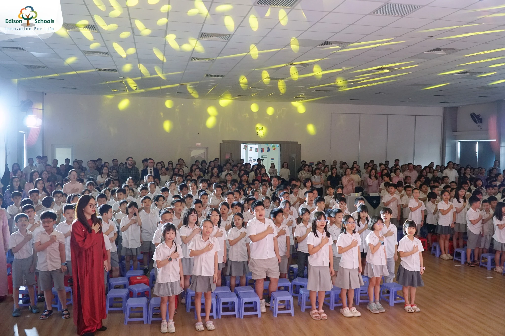 học sinh chào cờ tại Lễ Bế giảng năm học 2025–2026 Trường Tiểu học Edison Ecopark