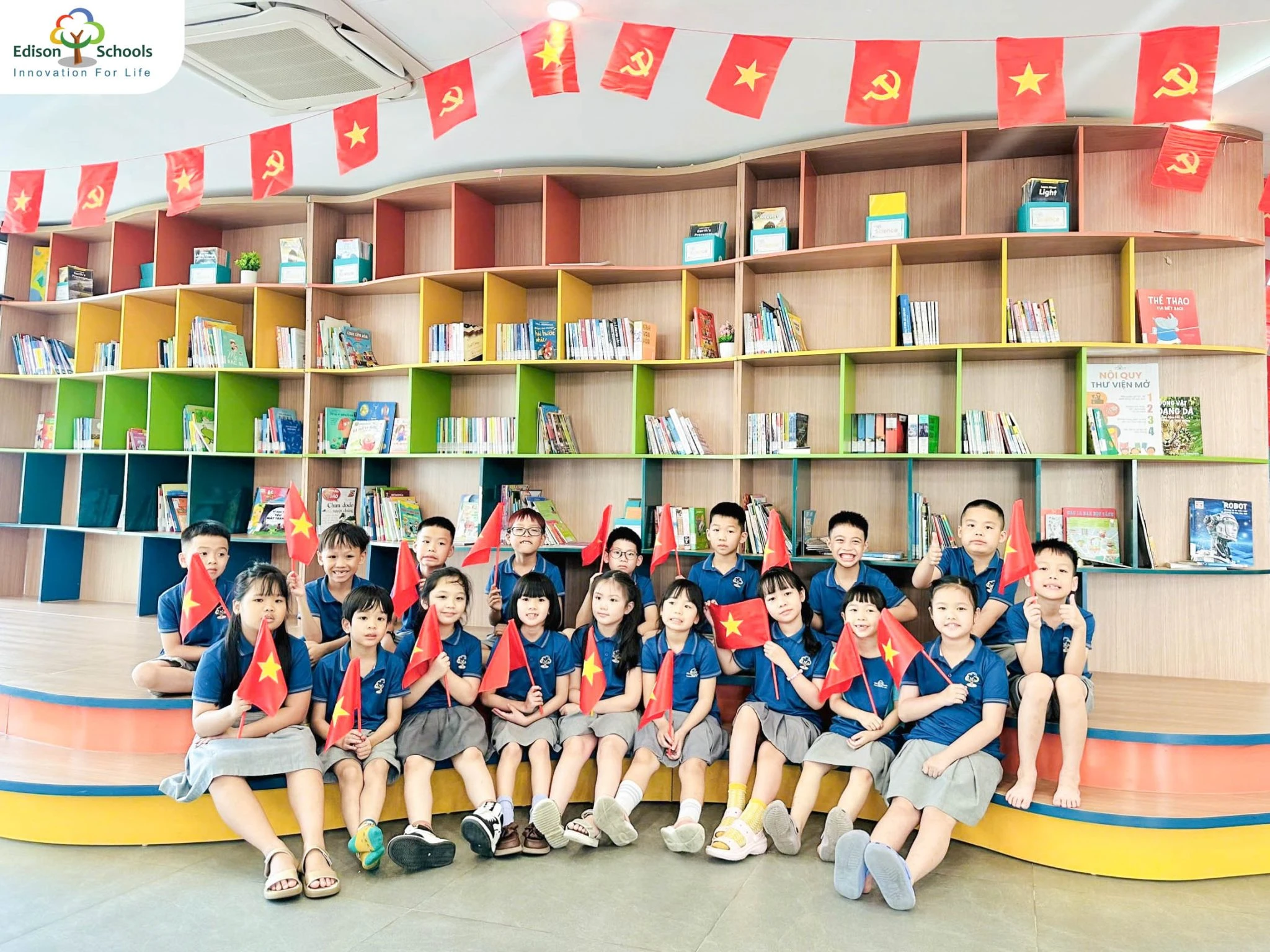 Hòa bình thật đẹp với sắc cờ đỏ sao vàng rực rỡ phủ khắp Edison Schools