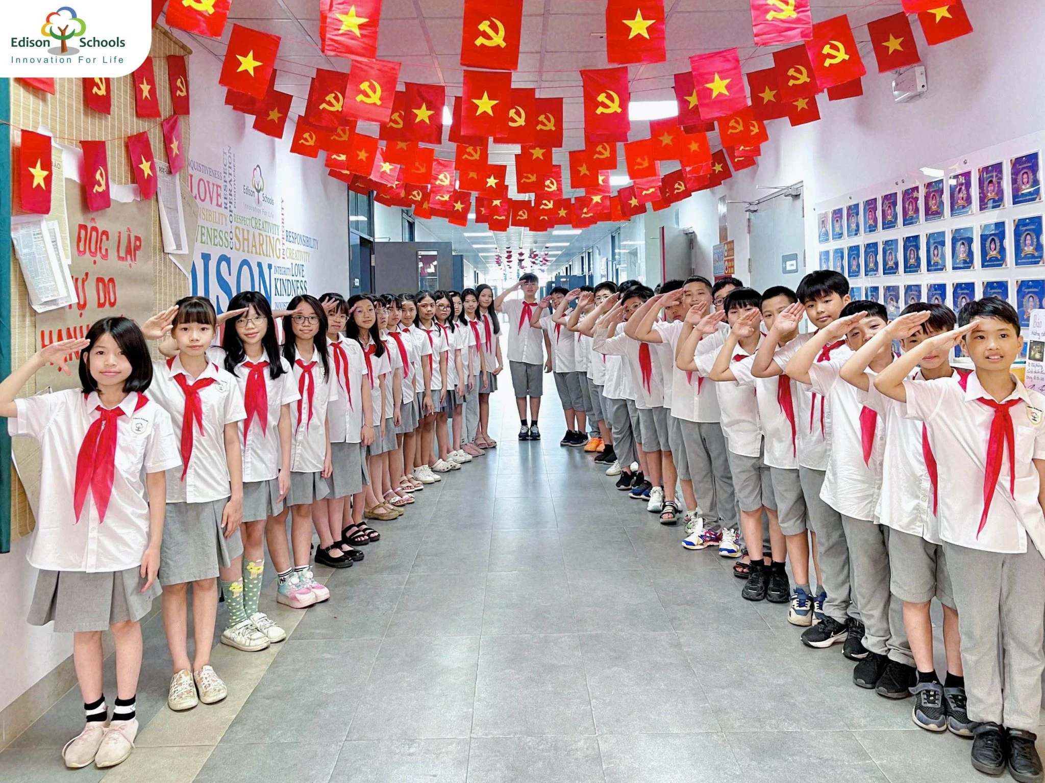 Hòa bình thật đẹp với sắc cờ đỏ sao vàng rực rỡ phủ khắp Edison Schools