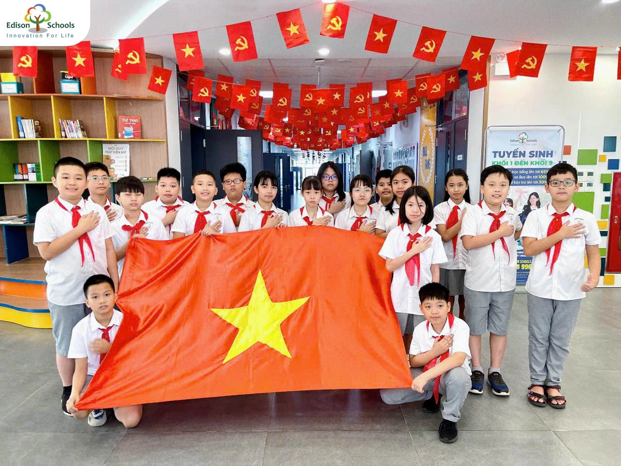 Hòa bình thật đẹp với sắc cờ đỏ sao vàng rực rỡ phủ khắp Edison Schools