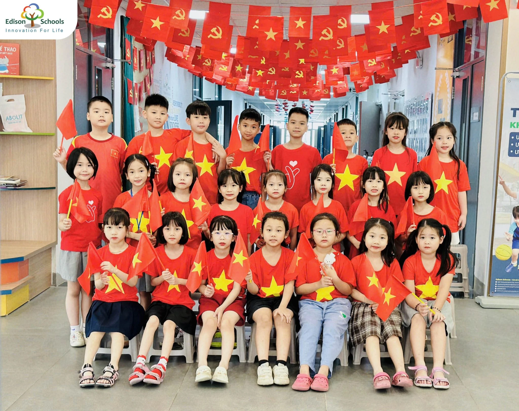 Hòa bình thật đẹp với sắc cờ đỏ sao vàng rực rỡ phủ khắp Edison Schools