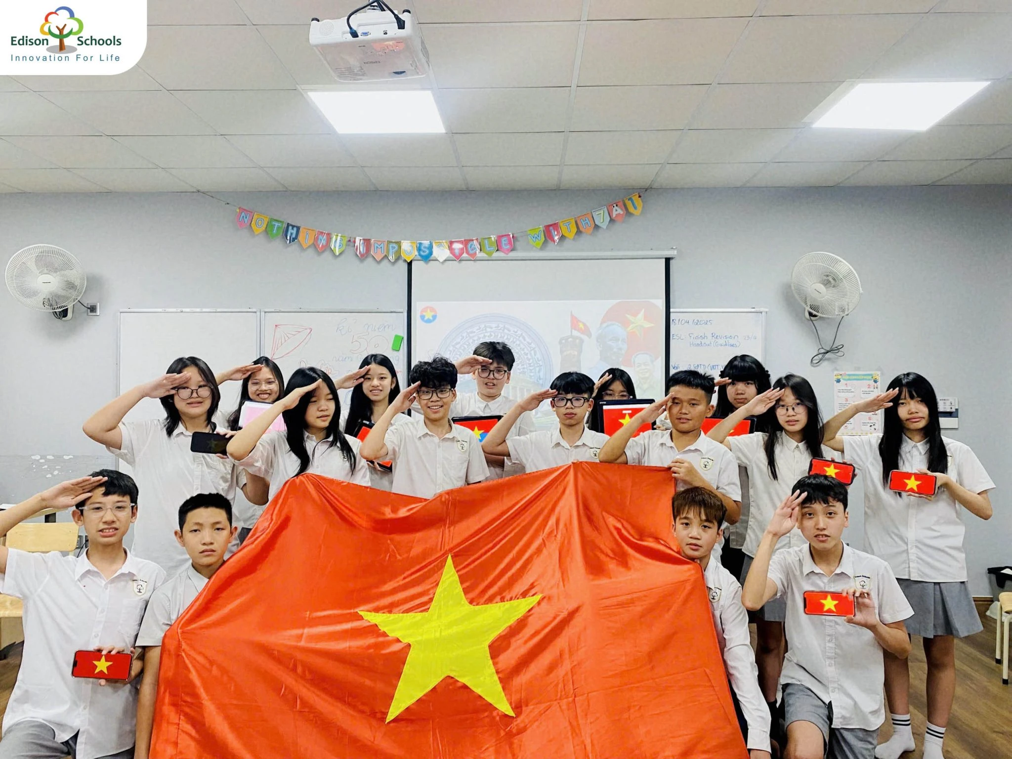 Hòa bình thật đẹp với sắc cờ đỏ sao vàng rực rỡ phủ khắp Edison Schools