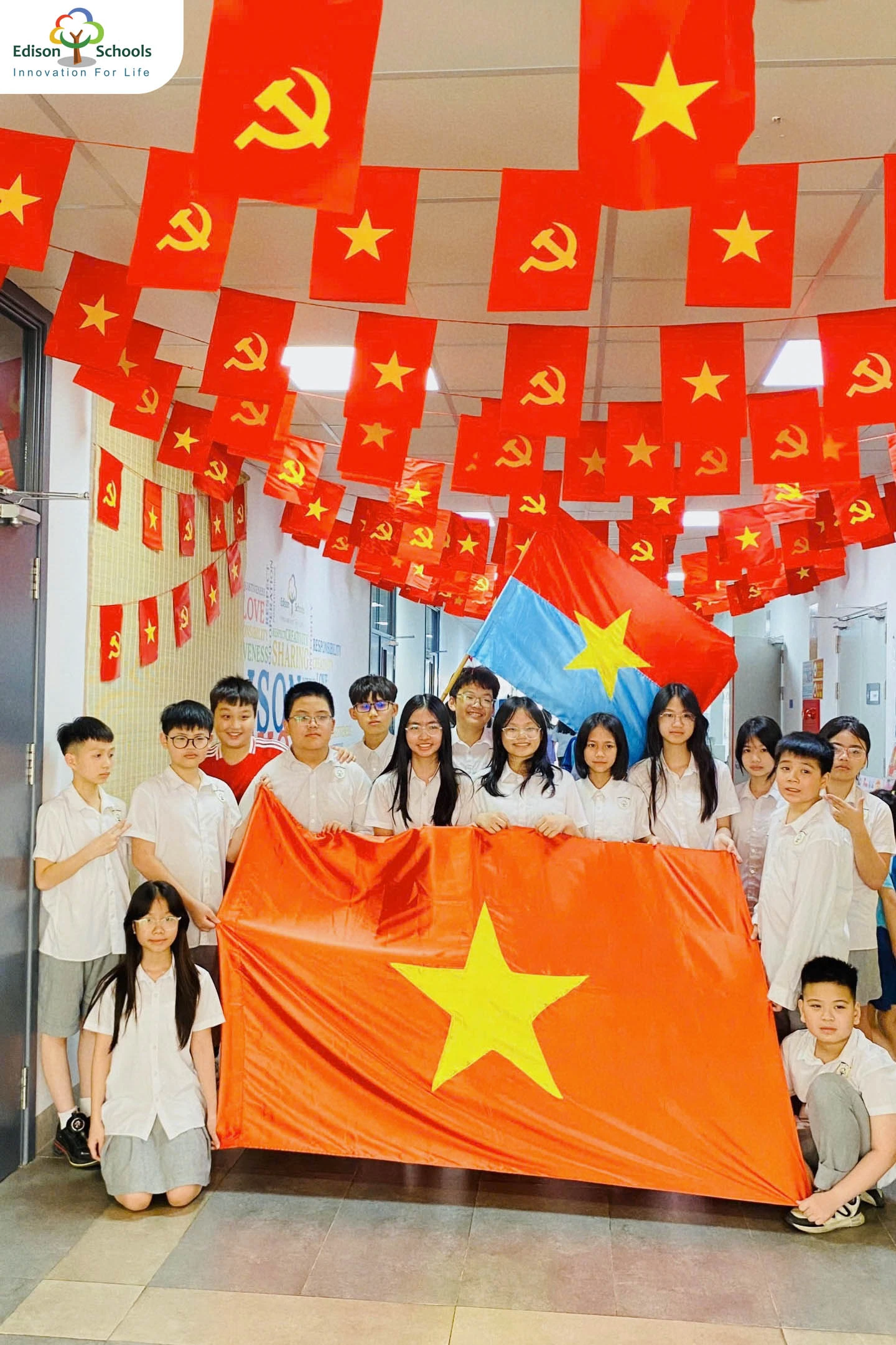 Hòa bình thật đẹp với sắc cờ đỏ sao vàng rực rỡ phủ khắp Edison Schools