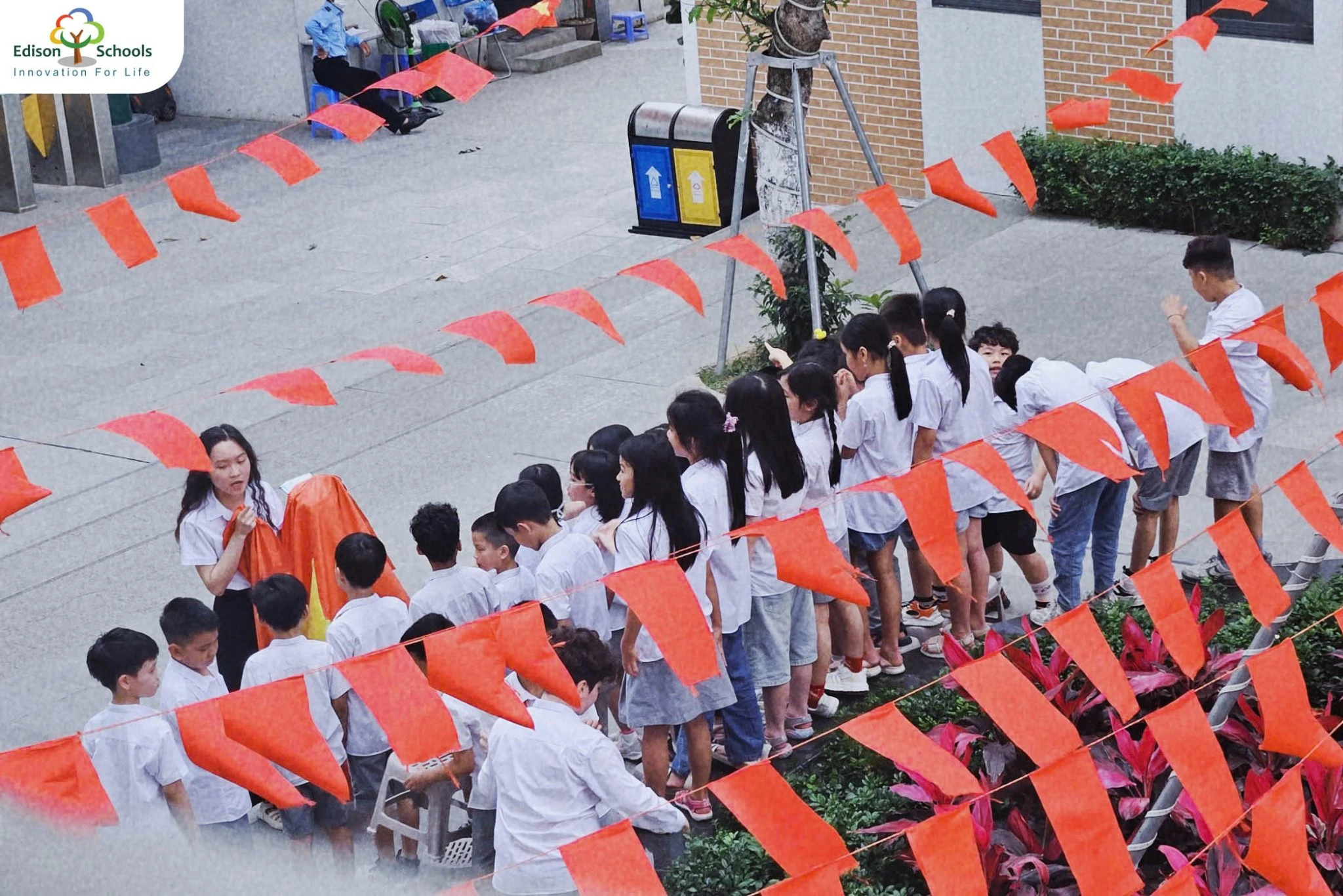 Hòa bình thật đẹp với sắc cờ đỏ sao vàng rực rỡ phủ khắp Edison Schools