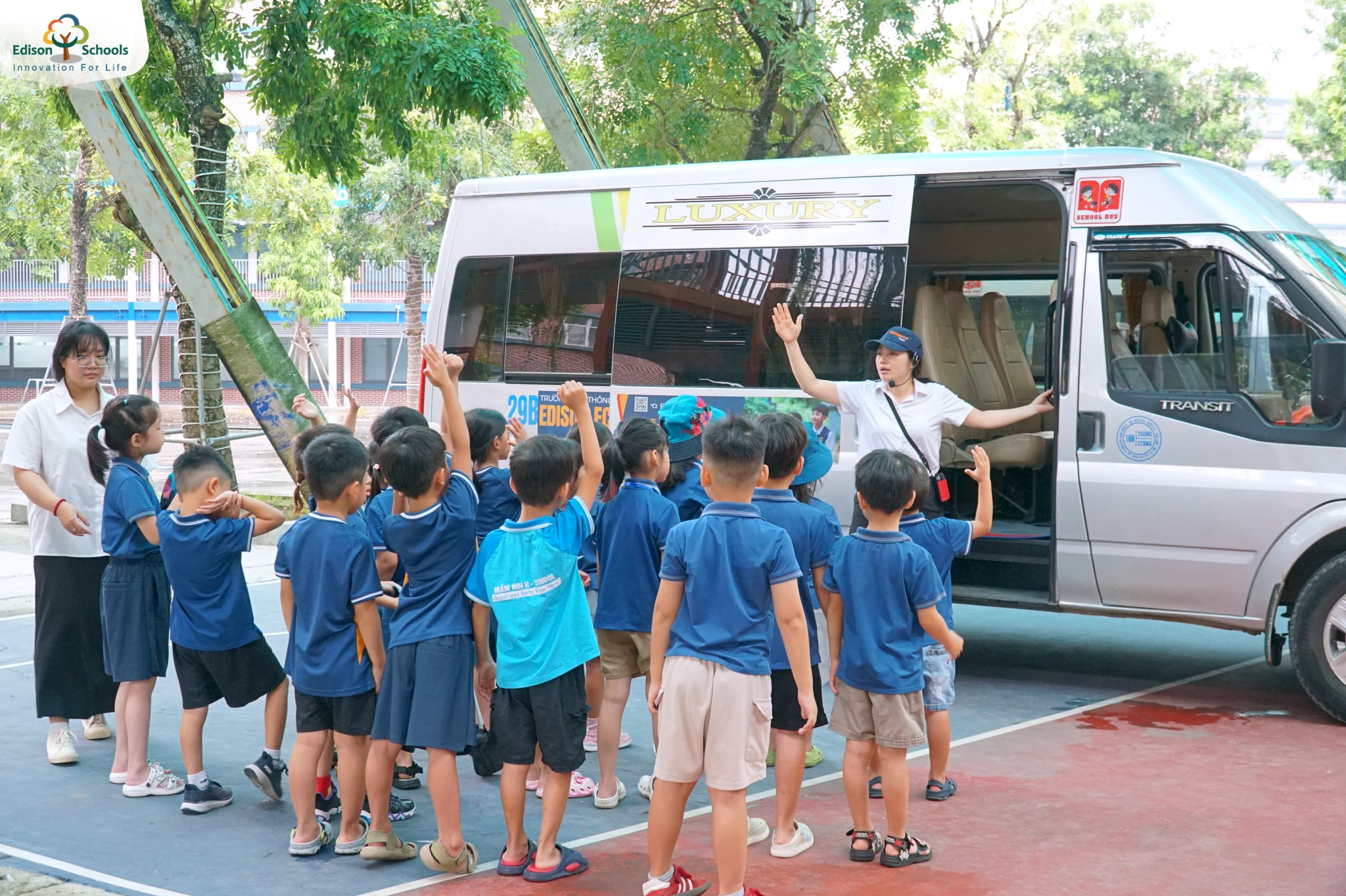 Học sinh tiểu học tại Edison Schools tham gia tiết học kỹ năng sống về thoát hiểm xe buýt an toà