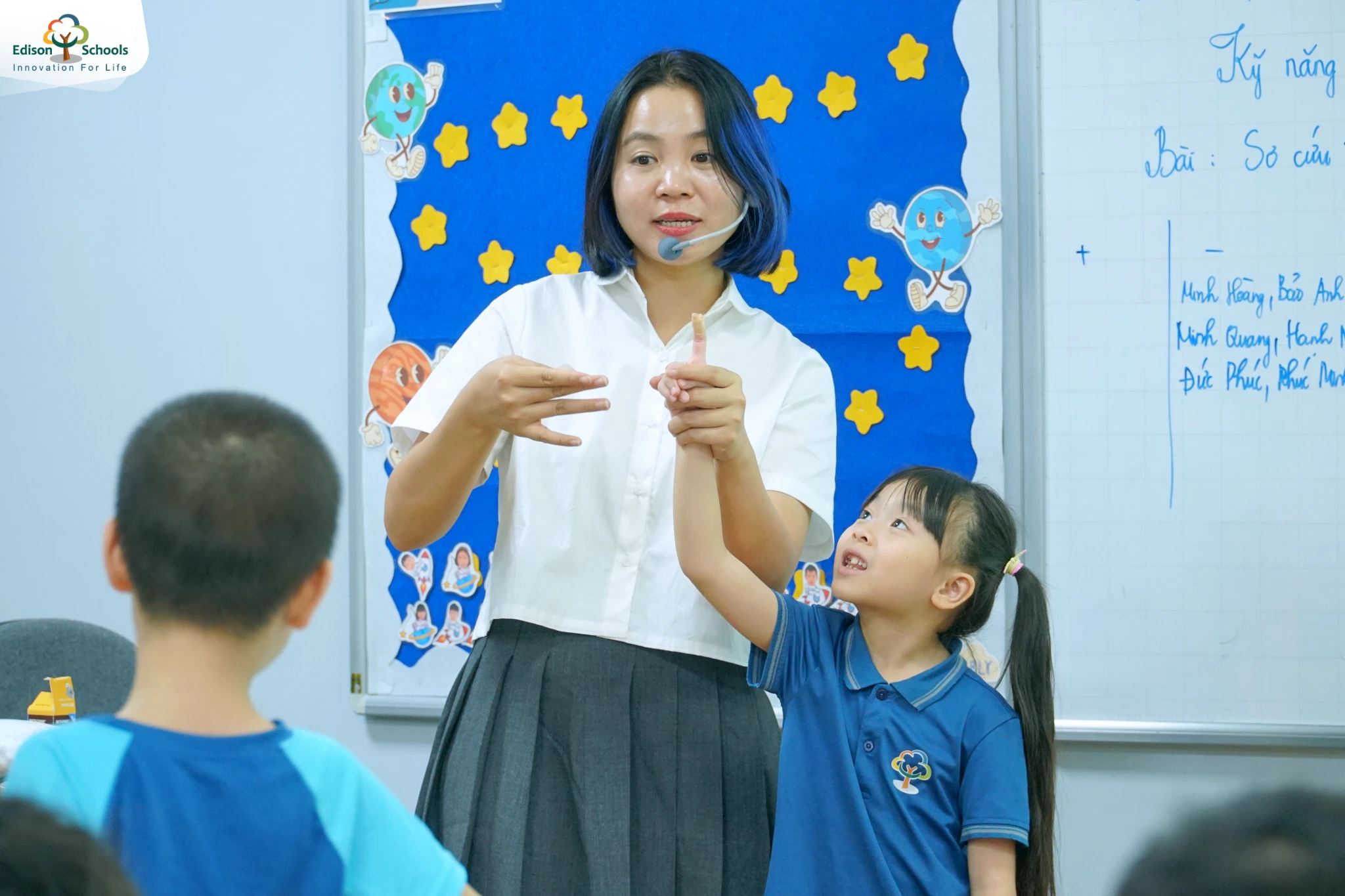 Giáo viên hướng dẫn kỹ năng sơ cứu cơ bản trong tiết học kỹ năng sống tại Edison Schools