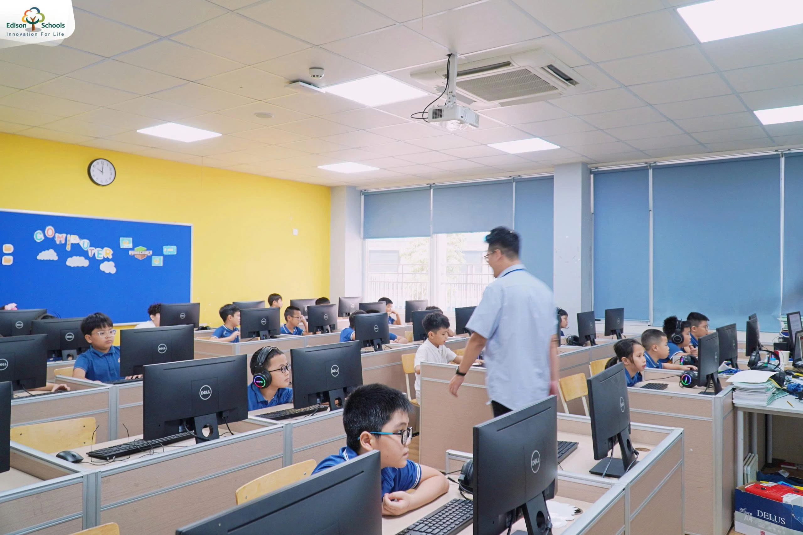 Học sinh tiểu học tại Edison học AI trong phòng máy tính hiện đại