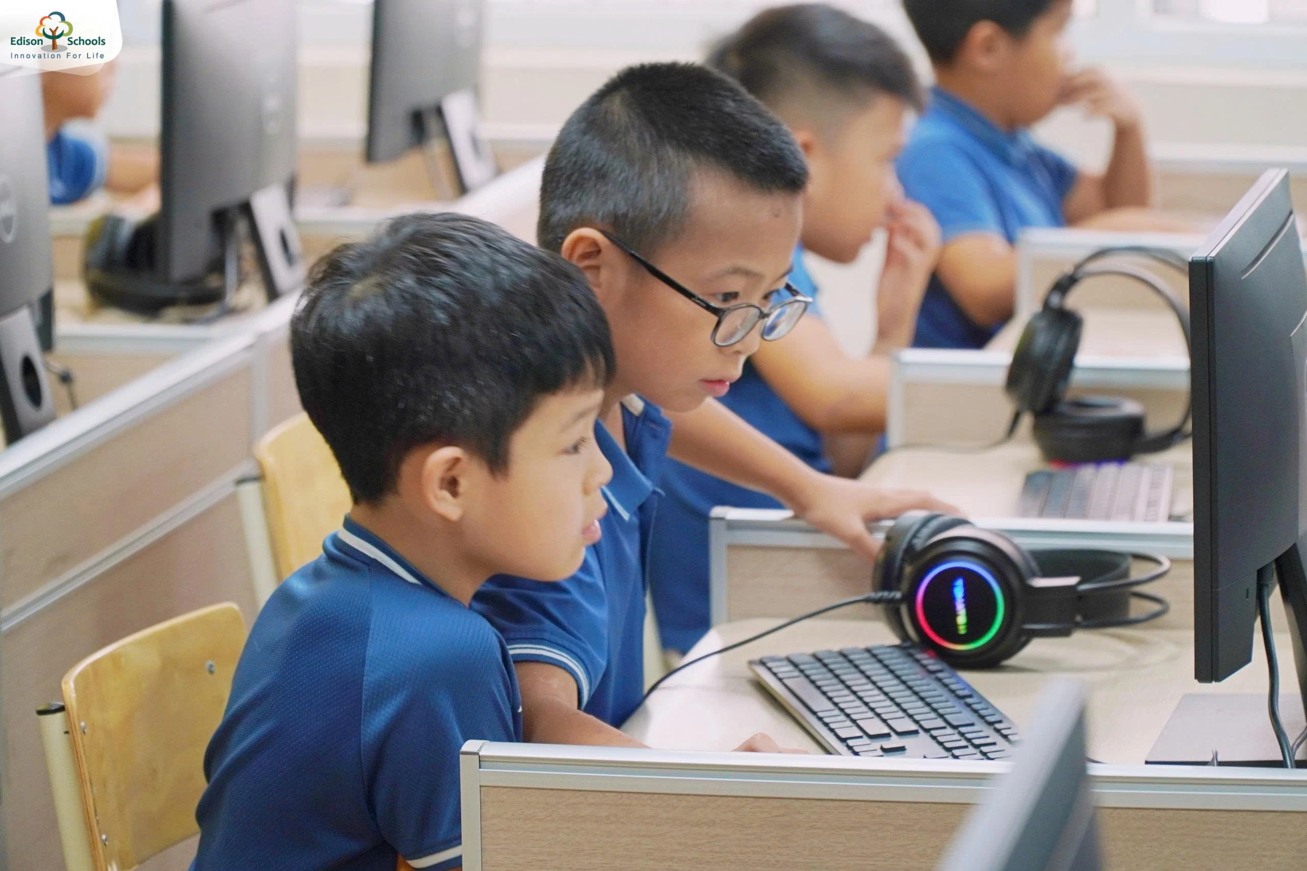 Học sinh tiểu học Edison trao đổi bài học AI khi sử dụng máy tính trong lớp học