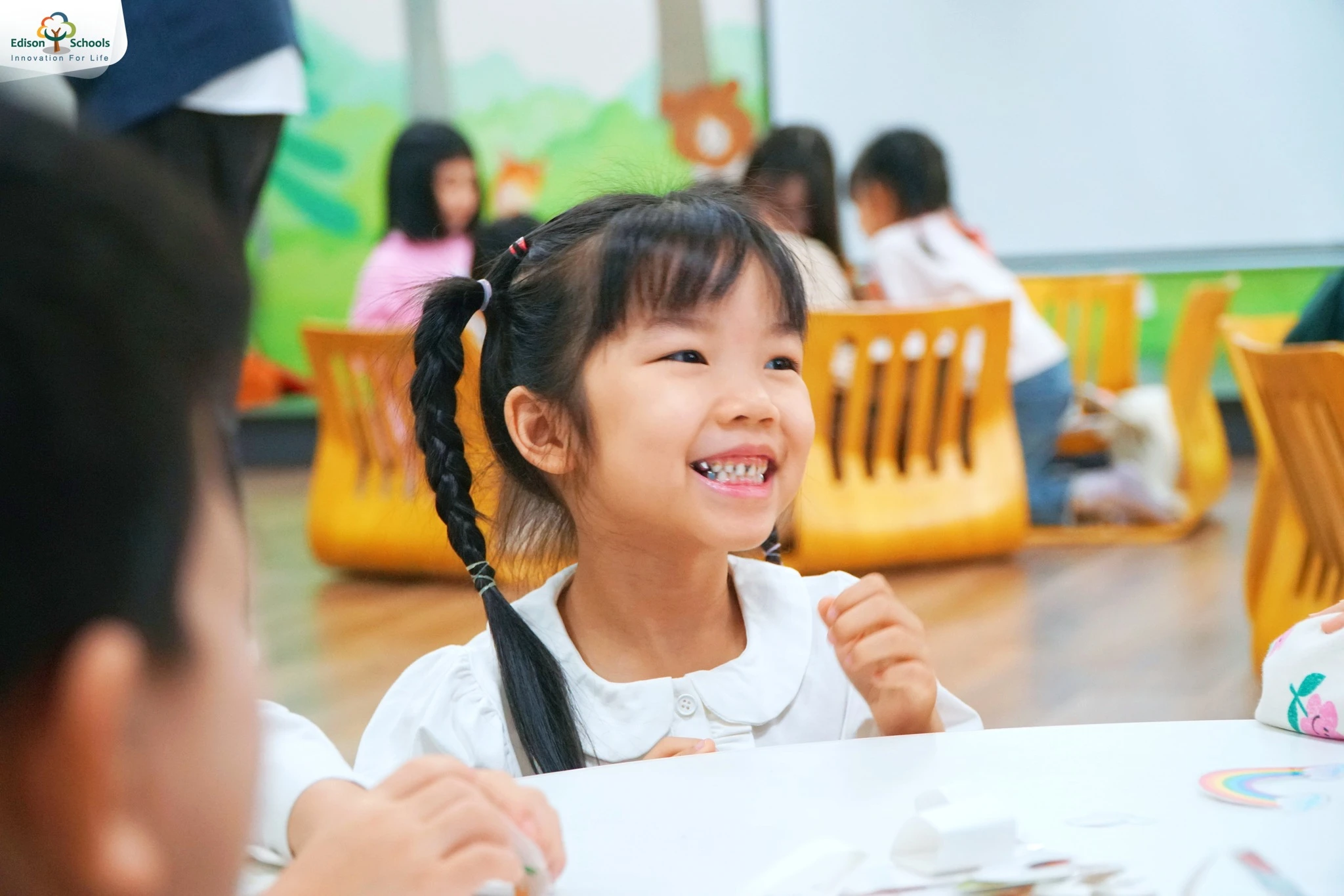 một học sinh lên lớp 1 đang tương tác với giáo viên trong buổi khảo sát