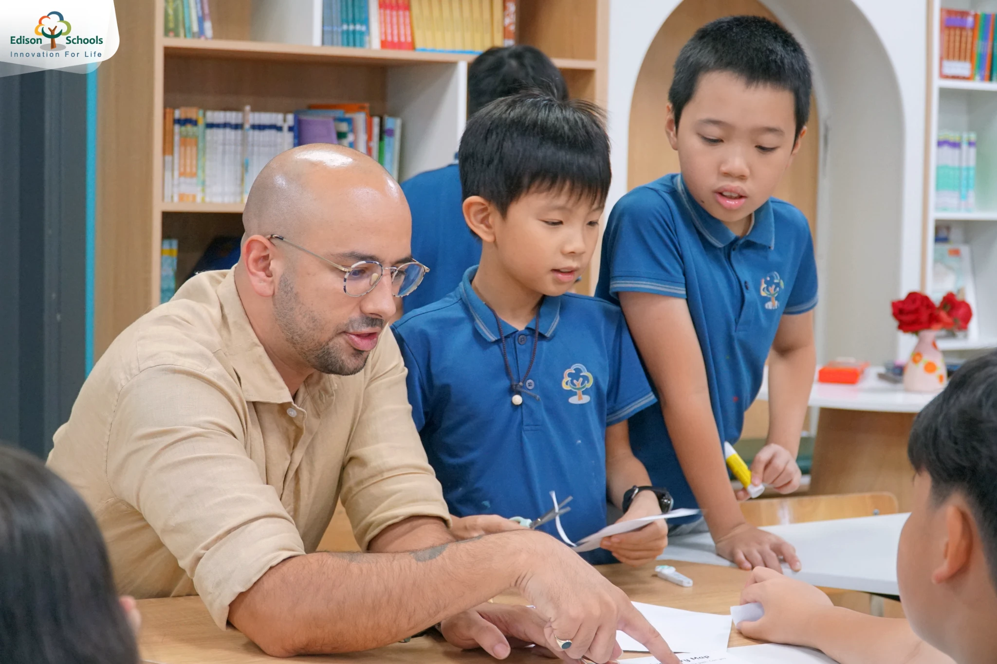 học sinh tiểu học edison ecopark học tiếng anh với giáo viên nước ngoài