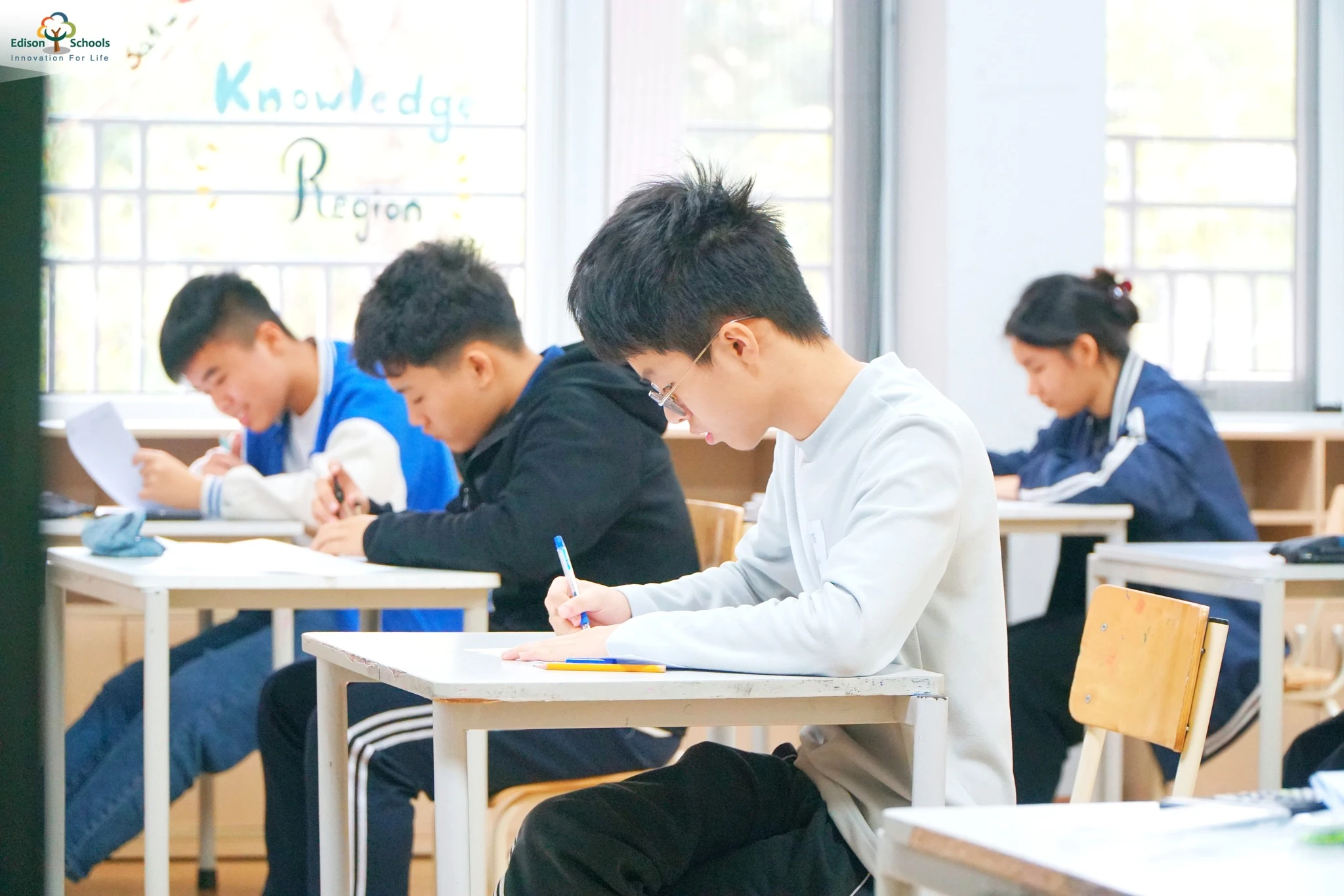 học sinh khối trung học đang làm bài đánh giá năng lực Edison Schools