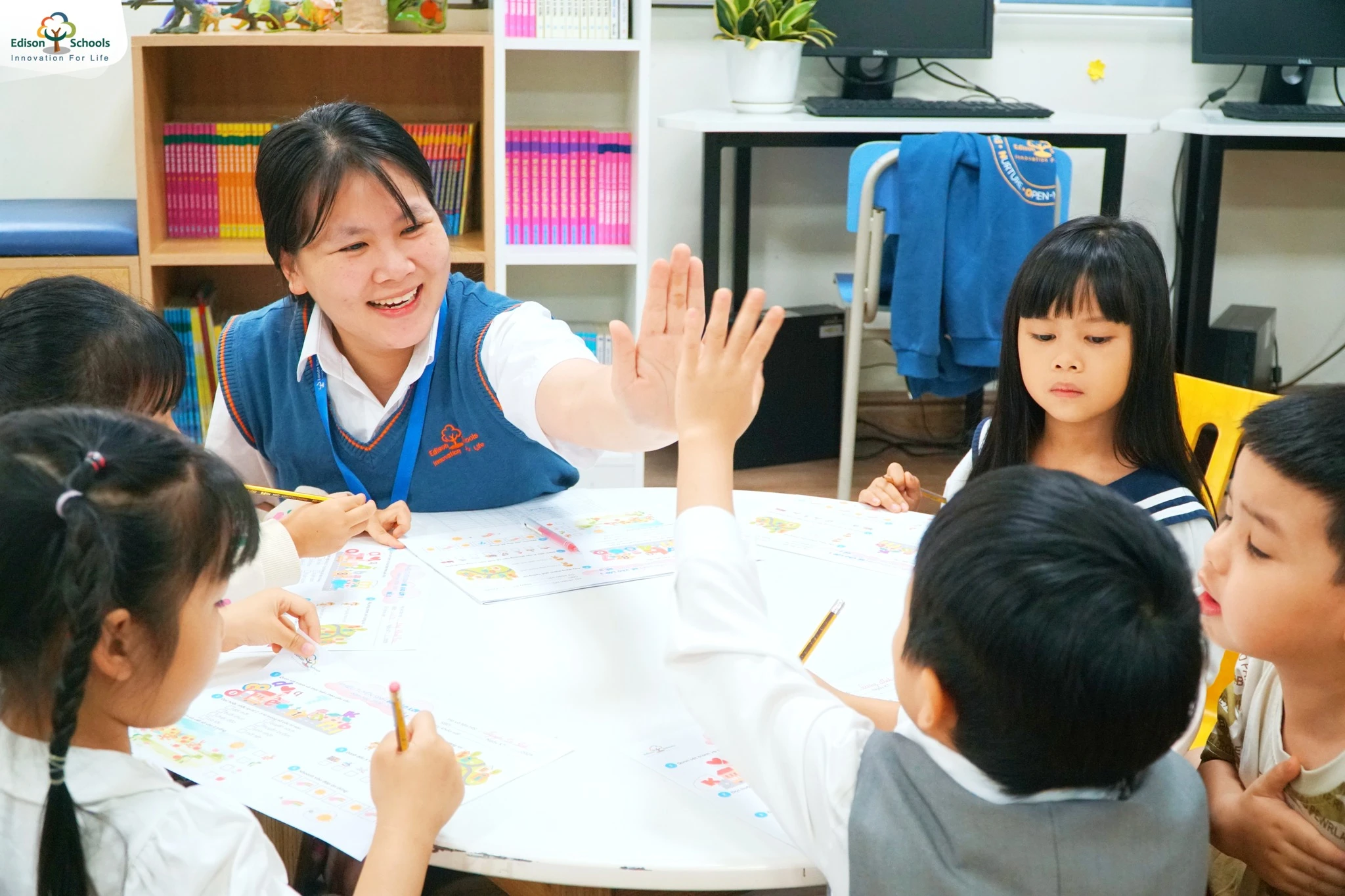 cô giáo và các học sinh trong ngày khảo sát đầu vào edison schools