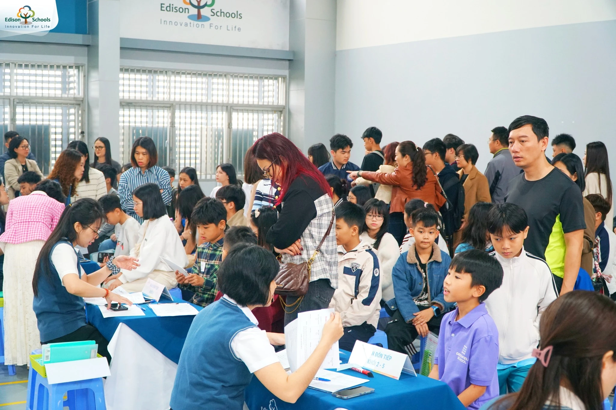 Học sinh và phụ huynh check in trong ngày khảo sát đầu vào Edison Schools đợt 1