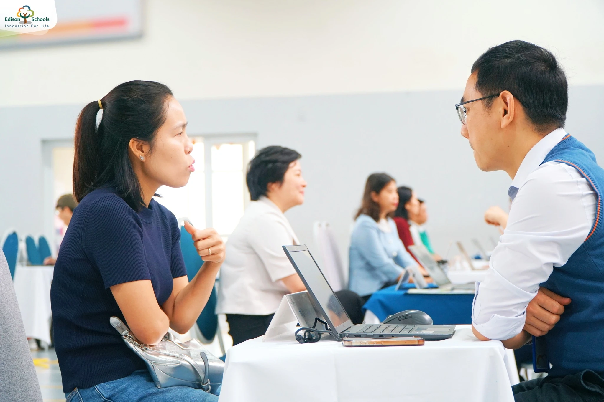 Các phụ huynh trao đổi với Ban giám hiệu để hiểu thêm về chương trình cũng như định hướng học tập cho học sinh trong buổi khảo sát