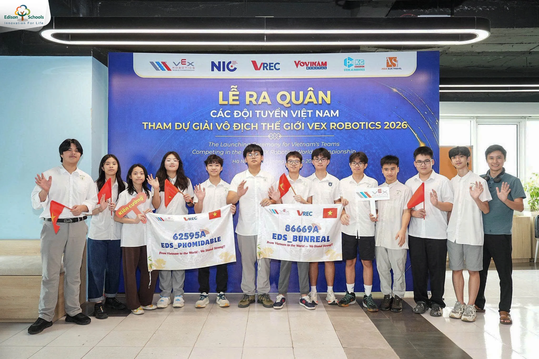 Hai đội VEX Robotics Edison Schools tại lễ ra quân đội tuyển Việt Nam 2026