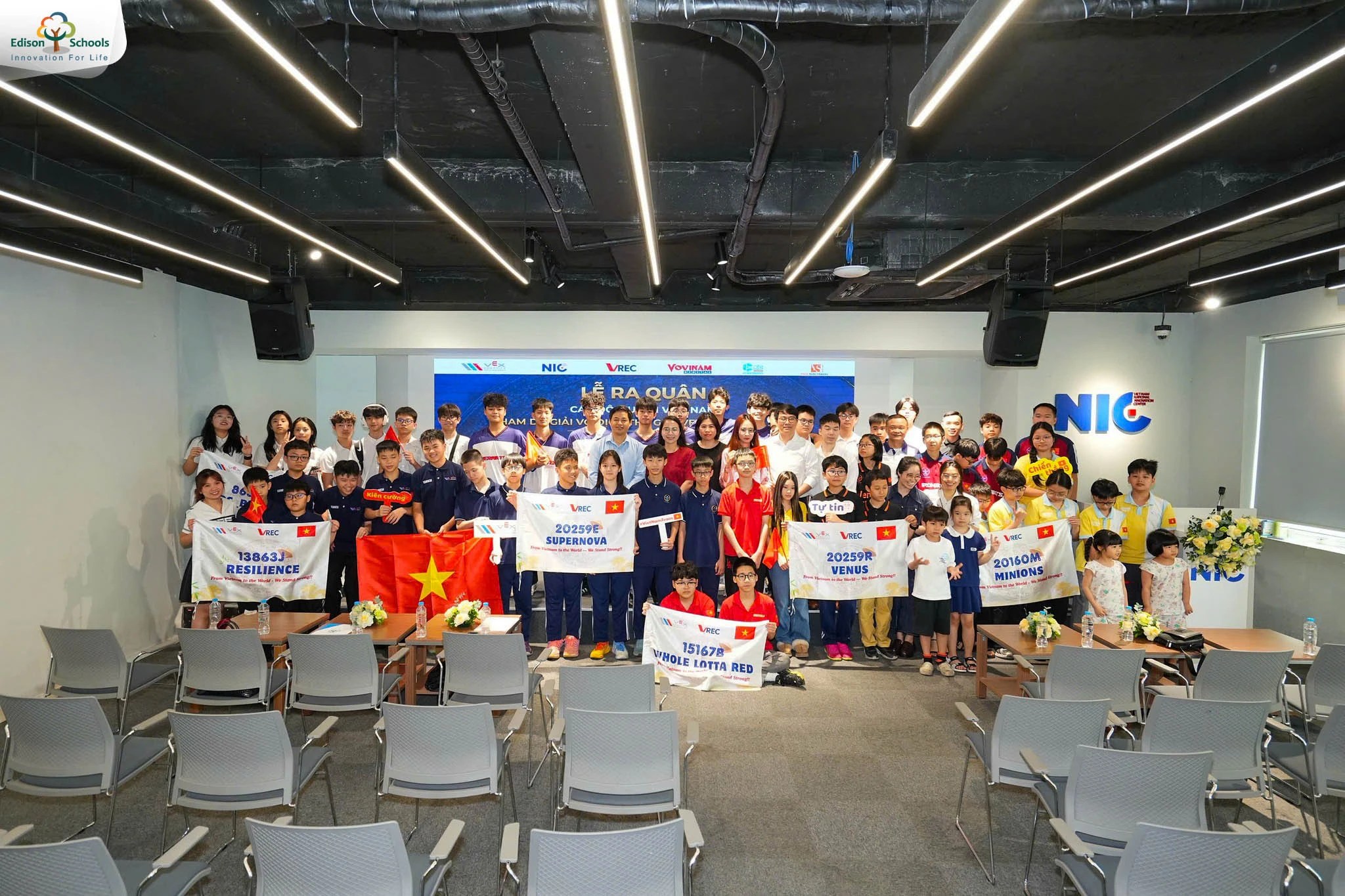 Đội VEX Robotics Edison BUNREAL và PHOMIABLE trước giải quốc tế